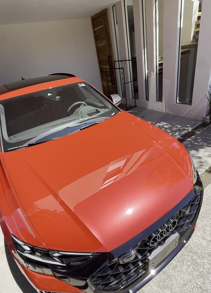 Cofre rojo de Audi RS Q8 con reflejos