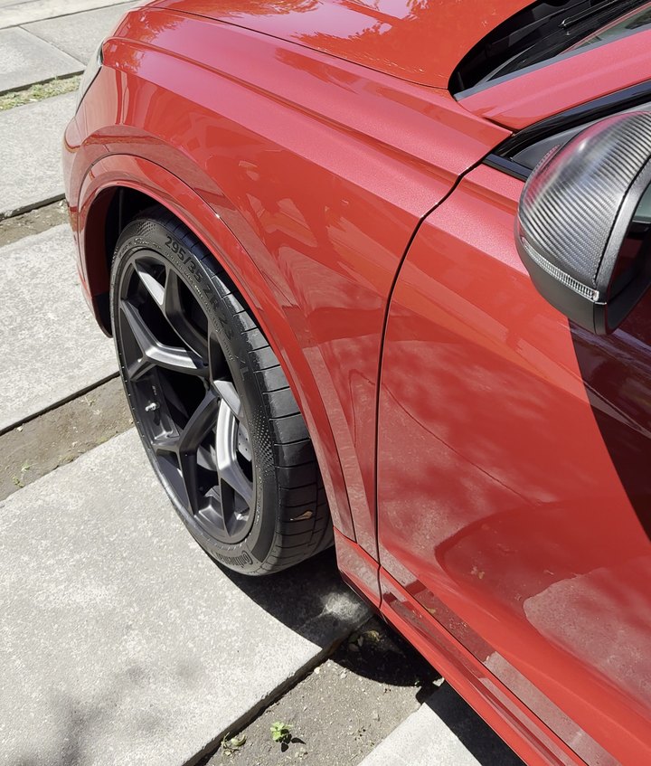 Costado rojo de Audi RS Q8 brillando al sol