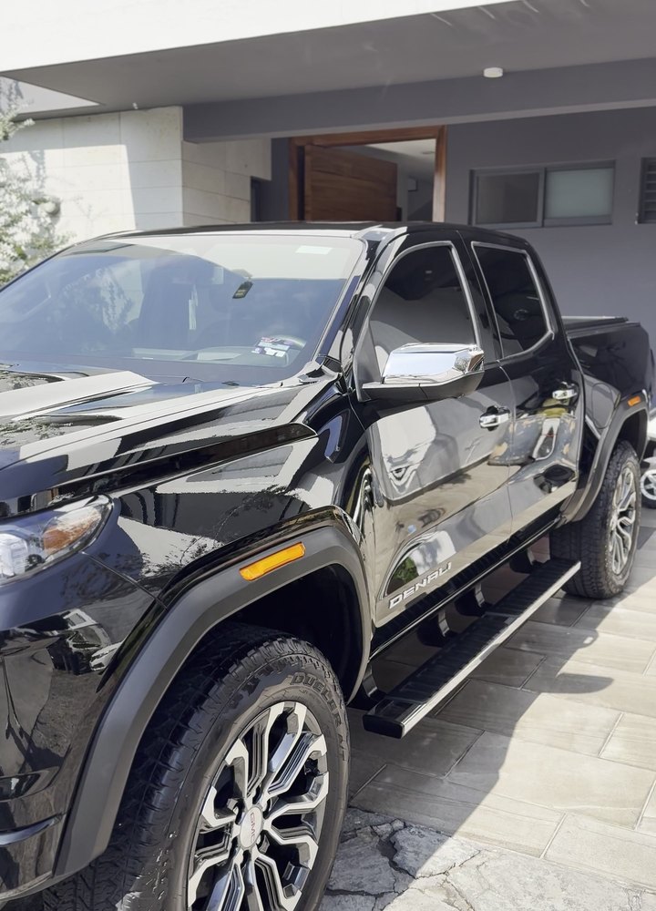GMC Denali negra con brillo profundo