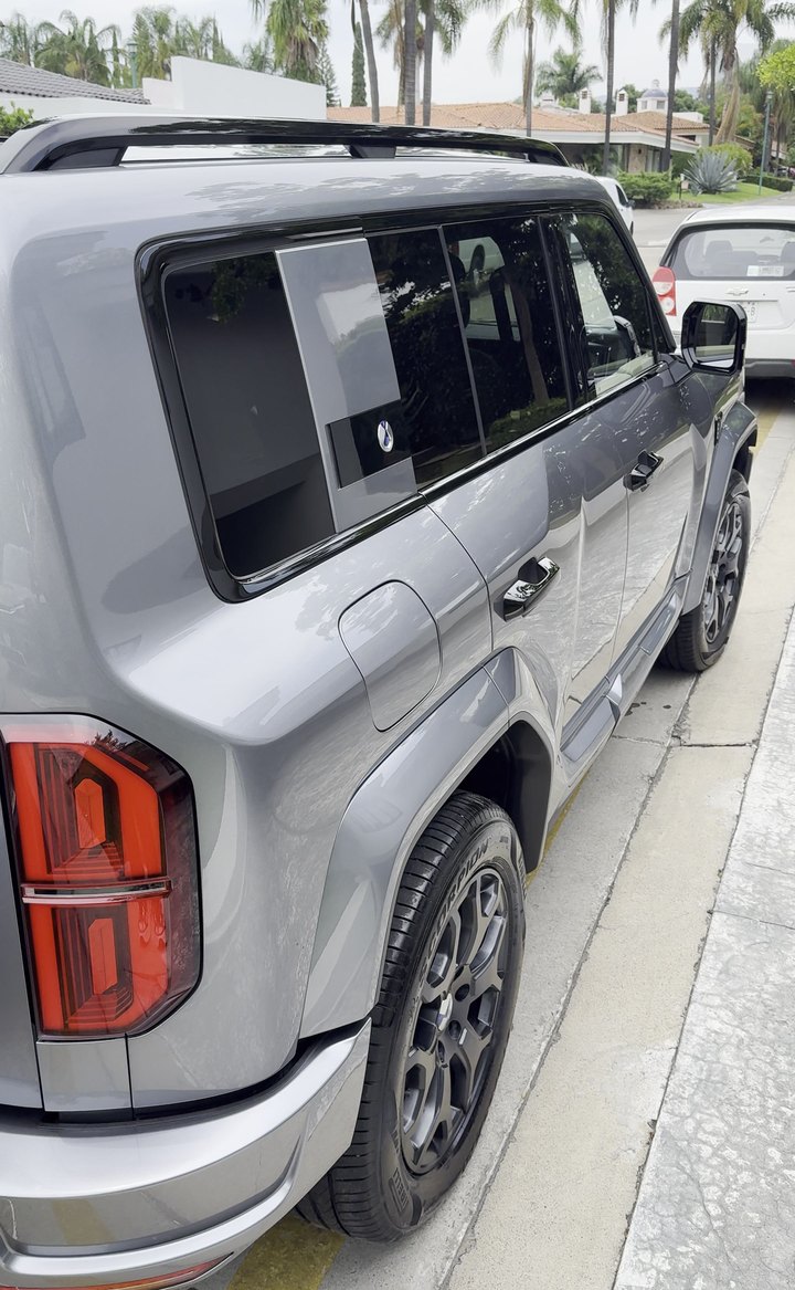 Camioneta gris con acabado brillante