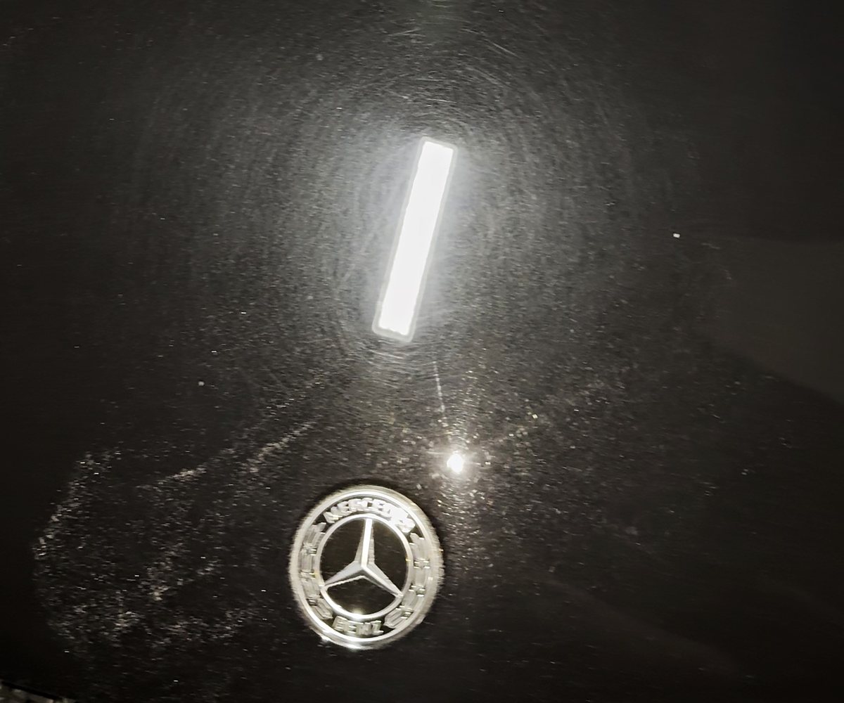 Cofre de Mercedes-Benz con marcas circulares de lavado